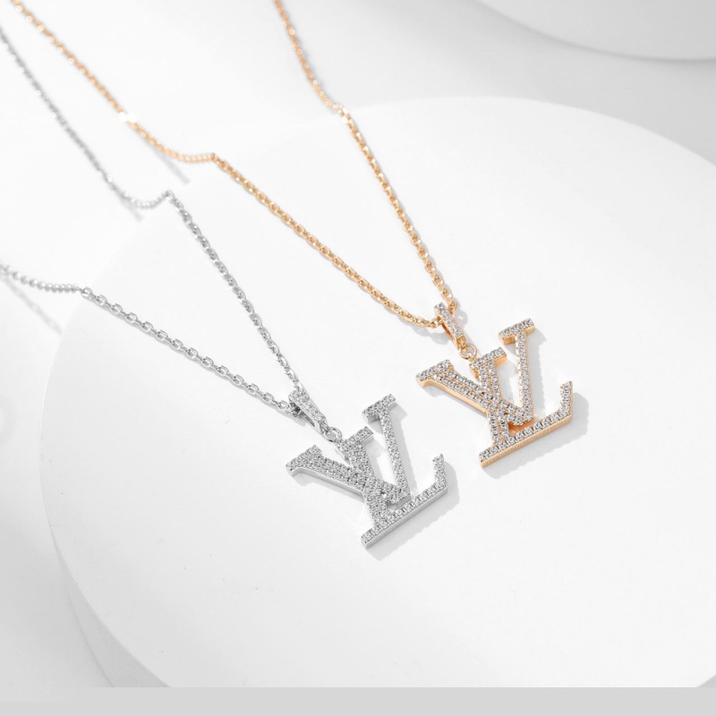 Ba*len*cia*ga necklaces